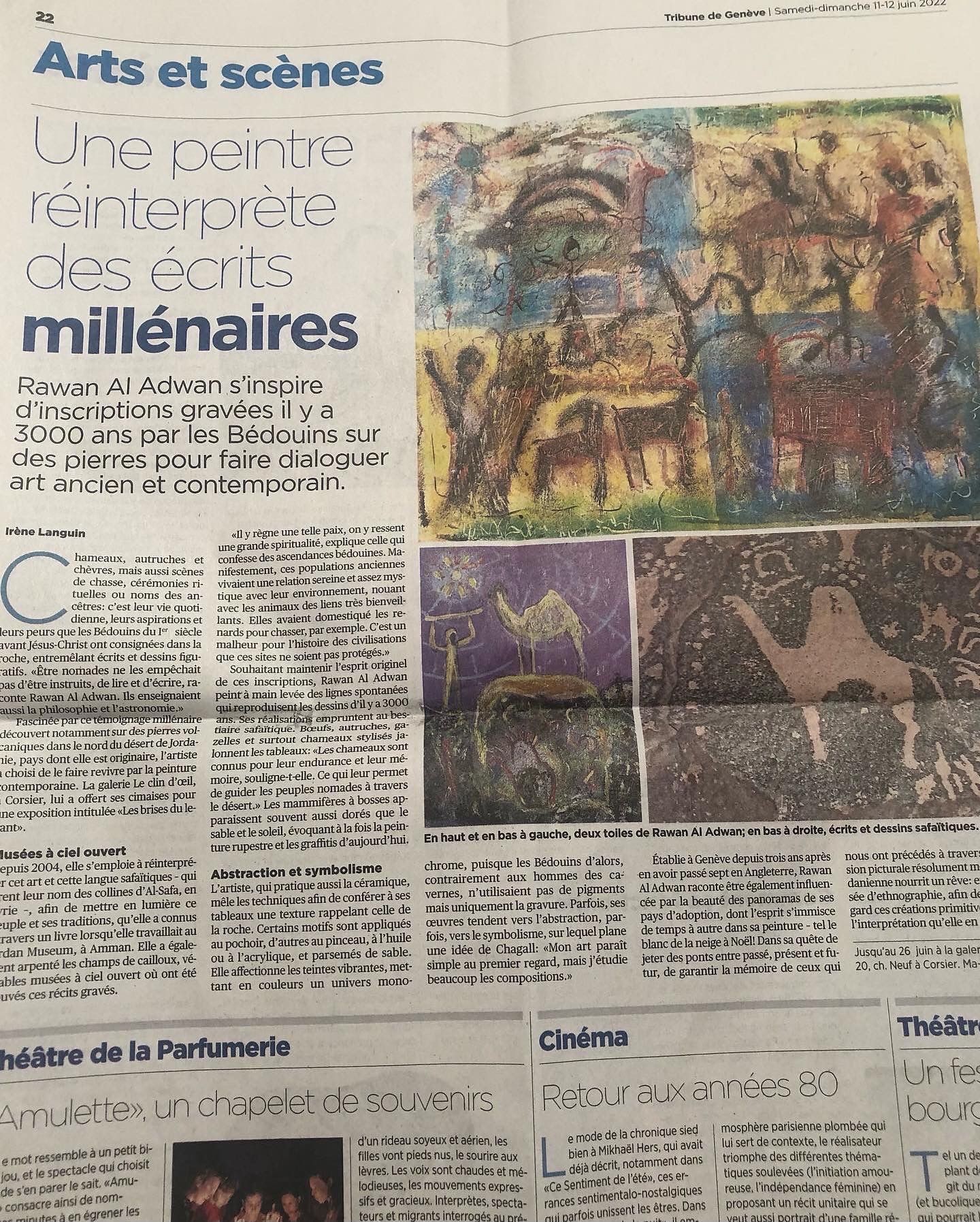 Passer au contenu principal Culture Se connecter      Musique     Cinéma & séries     Livres     Théâtre     Arts & expos     Agenda  Tribune de Genève  Tribune de Genève  Accueil | Culture | Exposition à Corsier: Une peintre jordanienne réinterprète des écrits millénaires Exposition à Corsier Une peintre jordanienne réinterprète des écrits millénaires  Rawan Al Adwan s’inspire d’inscriptions gravées il y a 3000 ans par les Bédouins sur des pierres volcaniques pour faire dialoguer arts ancien et contemporain. Irène Languin Irène Languin Publié: 11.06.2022, 15h34 Huile, acrylique, pochoir et sables: l’artiste utilise plusieurs médiums pour réaliser ses toiles. Huile, acrylique, pochoir et sables: l’artiste utilise plusieurs médiums pour réaliser ses toiles. RAWAN AL ADWAN  Chameaux, autruches et chèvres, mais aussi scènes de chasse, cérémonies rituelles ou noms des ancêtres: c’est leur vie quotidienne, leurs aspirations et leurs peurs que les Bédouins du Ier siècle avant Jésus-Christ ont consignées dans la roche, entremêlant écrits et dessins figuratifs. «Être nomades ne les empêchait pas d’être instruits, de lire et d’écrire, raconte Rawan Al Adwan. Ils enseignaient aussi la philosophie et l’astronomie.» Passionnée de livres pour enfants, Danièle Sandoz narre par la couleur ses propres contes.Exposition à la librairie JullienLe pinceau de Danièle Sandoz navigue en pays d’enfance no alt text providedExposition à NyonElle a ployé sous la tempête mais n’a pas rompu  Fascinée par ce témoignage millénaire découvert notamment sur des pierres volcaniques dans le nord du désert de Jordanie, pays dont elle est originaire, l’artiste a choisi de le faire revivre par la peinture contemporaine. La galerie Le clin d’œil, à Corsier, lui a offert ses cimaises pour une exposition intitulée «Les brises du levant». 1 / 6 Rawan Al Adwan peint de façon spontanée, comme les anciens Bédouins. Personnages et animaux sont réinterprétés dans un esprit contemporain. Certains tableaux tendent vers l’abstraction. Personnages et animaux sont réinterprétés dans un esprit contemporain. RAWAN AL ADWAN  Depuis 2004, elle s’emploie à réinterpréter cet art et cette langue safaïtiques – qui tirent leur nom des collines d’Al-Safa, en Syrie –, afin de mettre en lumière ce peuple et ses traditions, qu’elle a connus à travers un livre lorsqu’elle travaillait au Jordan Museum, à Amman. Elle a également arpenté les champs de cailloux, véritables musées à ciel ouvert où ont été trouvés ces récits gravés. «Il y règne une telle paix, on y ressent une grande spiritualité, explique celle qui confesse des ascendances bédouines. Manifestement, ces populations anciennes vivaient une relation sereine et assez mystique avec leur environnement, nouant avec les animaux des liens très bienveillants. Elles avaient domestiqué les renards pour chasser, par exemple. C’est un malheur pour l’histoire des civilisations que ces sites ne soient pas protégés.»      «Manifestement, ces populations anciennes vivaient une relation sereine et assez mystique avec leur environnement, nouant avec les animaux des liens très bienveillants.»     Rawan Al Adwan, artiste  Graffitis d’aujourd’hui  Souhaitant maintenir l’esprit originel de ces inscriptions, Rawan Al Adwan peint à main levée des lignes spontanées qui reproduisent les dessins d’il y a 3000 ans. Ses réalisations empruntent au bestiaire safaïtique. Bœufs, autruches, gazelles et surtout chameaux stylisés jalonnent les tableaux: «Les chameaux sont connus pour leur endurance et leur mémoire, souligne-t-elle. Ce qui leur permet de guider les peuples nomades à travers le désert.» Les mammifères à bosses apparaissent souvent aussi dorés que le sable et le soleil, évoquant à la fois la peinture rupestre et les graffitis d’aujourd’hui. 1 / 5 Le chameau, star de la figuration chez les Bédouins d’il y a trois mille ans. C’est notamment dans des champs de pierres dans le désert du nord de la Jordanie qu’ont été découvertes les gravures. Les inscriptions safaïtiques mêlent dessins et écrits. C’est notamment dans des champs de pierres dans le désert du nord de la Jordanie qu’ont été découvertes les gravures. RAWAN AL ADWAN  L’artiste, qui pratique aussi la céramique, mêle les techniques afin de conférer à ses tableaux une texture rappelant celle de la roche. Certains motifs sont appliqués au pochoir, d’autres au pinceau, à l’huile ou à l’acrylique, et parsemés de sable. Elle affectionne les teintes vibrantes, mettant en couleurs un univers monochrome, puisque les Bédouins d’alors, contrairement aux hommes des cavernes, n’utilisaient pas de pigments mais uniquement la gravure. Parfois, ses œuvres tendent vers l’abstraction, parfois, vers le symbolisme, sur lequel plane une idée de Chagall: «Mon art paraît simple au premier regard, mais j’étudie beaucoup les compositions.»  Établie à Genève depuis trois ans après en avoir passé sept en Angleterre, Rawan Al Adwan raconte être également influencée par la beauté des panoramas de ses pays d’adoption, dont l’esprit s’immisce de temps à autre dans sa peinture – tel le blanc de la neige à Noël! Dans sa quête de jeter des ponts entre passé, présent et futur, de garantir la mémoire de ceux qui nous ont précédés à travers une expression picturale résolument moderne, la Jordanienne nourrit un rêve: exposer au Musée d’ethnographie, afin de mettre en regard ces créations primitives sur pierre et l’interprétation qu’elle en fait sur la toile.  Jusqu’au 26 juin à la galerie Le clin d’œil, 20, ch. Neuf à Corsier. Ma-di 14 h-20 h. Newsletter«La Tribune des livres» La «Tribune de Genève» vous propose des partages de lectures, des critiques, l’actualité du livre, des reportages et vos coups de cœur.  Autres newsletters Se connecter Plus d'infos  Vous avez trouvé une erreur?Merci de nous la signaler. 0 commentaires  Actualité Plus Végétalisation en Ville de GenèveLa Ville veut faire respirer les Pâquis Nouvelle piste cyclable entourée d’arbres sur une rue rénovée à Genève. 30   Crimes de guerreÀ El-Fasher au Soudan, un massacre en direct Des combattants des Forces de soutien rapide célèbrent dans les rues d’El-Fasher au Soudan, tenant des armes, le 26 octobre 2025. 5   Violence en France voisineUn jeune homme se fait tirer dessus en pleine rue à Annemasse Voiture de police française en mouvement dans une rue urbaine. 9   Week-end automnalOù partir à moins de 5 heures de train de Suisse romande? Voici cinq villes à (re)découvrir Paysage urbain de Turin au crépuscule avec ciel coloré. La Mole Antonelliana domine la ville éclairée en dessous. 25   Grève des maçons«Avec la fin de la retraite à 60 ans, ce serait l’hémorragie» Un ouvrier dans une salle commune se prépare à sortir en enfilant une veste imperméable. Les murs sont garnis de vêtements de travail colorés. Scène prise dans un chantier à Le Locle. 2   Engagement citoyenDes élues romandes racontent comment elles brisent les codes Christine Goumaz, conseillère communale socialiste, assise dans la salle du conseil communal de Lausanne. Agression au Royaume-UniNeuf blessés graves à l’arme blanche dans un train Un agent de la British Transport Police vérifie que les passagers portent des masques sur une rame du Piccadilly Line à la station Hammersmith à Londres, le 30 novembre 2021. 86    La rédaction vous propose Plus Déco style anglaisDix secrets pour une maison au charme «so british» Intérieur élégant avec un buffet bleu, des vases bleus remplis de fleurs roses et un fauteuil en osier, sur un fond vert. Des outils d’aide au deuilL’IA ressuscite les morts, pour le meilleur ou pour le pire? Tête humaine en 3D composée de particules cubiques interconnectées, illustrant un concept de technologie et de réseau numérique. 18   Votations du 30 novembreNoémie Roten, la soldate qui porte le service citoyen à bout de bras Deux portraits d’une femme, à gauche en uniforme militaire et à droite en tenue civile, debout dans un jardin. 21   Vers un synthétique à GenèveEt si l’équipe de Suisse ne venait plus jouer en Romandie? Le milieu suisse Fabian Rieder dispute le ballon avec l’attaquant espagnol Yeremy Pino lors du match de qualification de l’UEFA Nations League au Stade de Genève, 8 septembre 2024. 7   Transaction immobilière contestéeLa propriété de Zep ne vaudrait pas les 21,5 millions négociés par Genève Philippe Chappuis se tient sur le balcon de sa villa à vendre, Maison du domaine de la Campagne-Masset à Genève, lors d’une conférence de presse. 115   Industrie de l’armementSaltech délocalise sa production de munitions en Hongrie Véhicule blindé Piranha Spz 93 en mouvement sur une route, avec des montagnes en arrière-plan. 24    Dans la même rubrique Plus Opinion1000 viesCe que nous disent les bijoux de la couronne Portrait d’un journaliste avec fond rouge et texte ’1000 vies de Christophe Passer’. Christophe Passer Chronique Christophe Passer 6   Théâtre à Genève et à LausanneTiago Rodrigues, ou comment conjurer la mort avec un yaourt Deux personnes costumées, assises sur un lit d’hôpital, participent à une scène théâtrale humoristique. Série sur France 2«Des vivants»: comment revenir à la vie après le Bataclan Groupe de personnes portant des manteaux sombres, tenant des fleurs, rassemblé dehors en hiver. PeopleKaty Perry et Justin Trudeau, nouveau couple glamour Un homme en costume noir tenant la main d’une femme en robe rouge élégante, marchant dans un lieu élégant avec des lumières roses. 5   Célébrons la vie en fêtant nos mortsL’artiste Virginie Rebetez exhume ses grands-parents après quarante-quatre ans Une femme assise près d’une tombe en granit marquée ’Simone Rebetez 1916-1997’, entourée de verdure, par un jour nuageux. 3   Rendez-vous pour parler de la mortLe Toussaint'S Festival tire sa révérence Alix Burnand Noble assise sur un banc en bois, tenant une feuille verte, à Lausanne, en octobre 2019. 5   Tribune de Genève      Impressum     CGV     Politique de confidentialité     Aide et contact  © 2025 Tamedia. All Rights Reserved  Exposition à Corsier: Une peintre jordanienne réinterprète des écrits millénaires | Tribune de Genève   Musique     Cinéma & séries     Livres     Théâtre     Arts & expos     Agenda  Tribune de Genève  Tribune de Genève  Accueil | Culture | Exposition à Corsier: Une peintre jordanienne réinterprète des écrits millénaires Exposition à Corsier Une peintre jordanienne réinterprète des écrits millénaires  Rawan Al Adwan s’inspire d’inscriptions gravées il y a 3000 ans par les Bédouins sur des pierres volcaniques pour faire dialoguer arts ancien et contemporain. Irène Languin Irène Languin Publié: 11.06.2022, 15h34 Huile, acrylique, pochoir et sables: l’artiste utilise plusieurs médiums pour réaliser ses toiles. Huile, acrylique, pochoir et sables: l’artiste utilise plusieurs médiums pour réaliser ses toiles. RAWAN AL ADWAN  Chameaux, autruches et chèvres, mais aussi scènes de chasse, cérémonies rituelles ou noms des ancêtres: c’est leur vie quotidienne, leurs aspirations et leurs peurs que les Bédouins du Ier siècle avant Jésus-Christ ont consignées dans la roche, entremêlant écrits et dessins figuratifs. «Être nomades ne les empêchait pas d’être instruits, de lire et d’écrire, raconte Rawan Al Adwan. Ils enseignaient aussi la philosophie et l’astronomie.» Passionnée de livres pour enfants, Danièle Sandoz narre par la couleur ses propres contes.Exposition à la librairie JullienLe pinceau de Danièle Sandoz navigue en pays d’enfance no alt text providedExposition à NyonElle a ployé sous la tempête mais n’a pas rompu  Fascinée par ce témoignage millénaire découvert notamment sur des pierres volcaniques dans le nord du désert de Jordanie, pays dont elle est originaire, l’artiste a choisi de le faire revivre par la peinture contemporaine. La galerie Le clin d’œil, à Corsier, lui a offert ses cimaises pour une exposition intitulée «Les brises du levant». 1 / 6 Rawan Al Adwan peint de façon spontanée, comme les anciens Bédouins. Personnages et animaux sont réinterprétés dans un esprit contemporain. Certains tableaux tendent vers l’abstraction. Personnages et animaux sont réinterprétés dans un esprit contemporain. RAWAN AL ADWAN  Depuis 2004, elle s’emploie à réinterpréter cet art et cette langue safaïtiques – qui tirent leur nom des collines d’Al-Safa, en Syrie –, afin de mettre en lumière ce peuple et ses traditions, qu’elle a connus à travers un livre lorsqu’elle travaillait au Jordan Museum, à Amman. Elle a également arpenté les champs de cailloux, véritables musées à ciel ouvert où ont été trouvés ces récits gravés. «Il y règne une telle paix, on y ressent une grande spiritualité, explique celle qui confesse des ascendances bédouines. Manifestement, ces populations anciennes vivaient une relation sereine et assez mystique avec leur environnement, nouant avec les animaux des liens très bienveillants. Elles avaient domestiqué les renards pour chasser, par exemple. C’est un malheur pour l’histoire des civilisations que ces sites ne soient pas protégés.»      «Manifestement, ces populations anciennes vivaient une relation sereine et assez mystique avec leur environnement, nouant avec les animaux des liens très bienveillants.»     Rawan Al Adwan, artiste  Graffitis d’aujourd’hui  Souhaitant maintenir l’esprit originel de ces inscriptions, Rawan Al Adwan peint à main levée des lignes spontanées qui reproduisent les dessins d’il y a 3000 ans. Ses réalisations empruntent au bestiaire safaïtique. Bœufs, autruches, gazelles et surtout chameaux stylisés jalonnent les tableaux: «Les chameaux sont connus pour leur endurance et leur mémoire, souligne-t-elle. Ce qui leur permet de guider les peuples nomades à travers le désert.» Les mammifères à bosses apparaissent souvent aussi dorés que le sable et le soleil, évoquant à la fois la peinture rupestre et les graffitis d’aujourd’hui. 1 / 5 Le chameau, star de la figuration chez les Bédouins d’il y a trois mille ans. C’est notamment dans des champs de pierres dans le désert du nord de la Jordanie qu’ont été découvertes les gravures. Les inscriptions safaïtiques mêlent dessins et écrits. C’est notamment dans des champs de pierres dans le désert du nord de la Jordanie qu’ont été découvertes les gravures. RAWAN AL ADWAN  L’artiste, qui pratique aussi la céramique, mêle les techniques afin de conférer à ses tableaux une texture rappelant celle de la roche. Certains motifs sont appliqués au pochoir, d’autres au pinceau, à l’huile ou à l’acrylique, et parsemés de sable. Elle affectionne les teintes vibrantes, mettant en couleurs un univers monochrome, puisque les Bédouins d’alors, contrairement aux hommes des cavernes, n’utilisaient pas de pigments mais uniquement la gravure. Parfois, ses œuvres tendent vers l’abstraction, parfois, vers le symbolisme, sur lequel plane une idée de Chagall: «Mon art paraît simple au premier regard, mais j’étudie beaucoup les compositions.»  Établie à Genève depuis trois ans après en avoir passé sept en Angleterre, Rawan Al Adwan raconte être également influencée par la beauté des panoramas de ses pays d’adoption, dont l’esprit s’immisce de temps à autre dans sa peinture – tel le blanc de la neige à Noël! Dans sa quête de jeter des ponts entre passé, présent et futur, de garantir la mémoire de ceux qui nous ont précédés à travers une expression picturale résolument moderne, la Jordanienne nourrit un rêve: exposer au Musée d’ethnographie, afin de mettre en regard ces créations primitives sur pierre et l’interprétation qu’elle en fait sur la toile.  Jusqu’au 26 juin à la galerie Le clin d’œil, 20, ch. Neuf à Corsier. Ma-di 14 h-20 h. Newsletter«La Tribune des livres» La «Tribune de Genève» vous propose des partages de lectures, des critiques, l’actualité du livre, des reportages et vos coups de cœur.  Autres newsletters Se connecter Plus d'infos  Vous avez trouvé une erreur?Merci de nous la signaler. 0 commentaires  Actualité Plus Végétalisation en Ville de GenèveLa Ville veut faire respirer les Pâquis Nouvelle piste cyclable entourée d’arbres sur une rue rénovée à Genève. 30   Crimes de guerreÀ El-Fasher au Soudan, un massacre en direct Des combattants des Forces de soutien rapide célèbrent dans les rues d’El-Fasher au Soudan, tenant des armes, le 26 octobre 2025. 5   Violence en France voisineUn jeune homme se fait tirer dessus en pleine rue à Annemasse Voiture de police française en mouvement dans une rue urbaine. 9   Week-end automnalOù partir à moins de 5 heures de train de Suisse romande? Voici cinq villes à (re)découvrir Paysage urbain de Turin au crépuscule avec ciel coloré. La Mole Antonelliana domine la ville éclairée en dessous. 25   Grève des maçons«Avec la fin de la retraite à 60 ans, ce serait l’hémorragie» Un ouvrier dans une salle commune se prépare à sortir en enfilant une veste imperméable. Les murs sont garnis de vêtements de travail colorés. Scène prise dans un chantier à Le Locle. 2   Engagement citoyenDes élues romandes racontent comment elles brisent les codes Christine Goumaz, conseillère communale socialiste, assise dans la salle du conseil communal de Lausanne. Agression au Royaume-UniNeuf blessés graves à l’arme blanche dans un train Un agent de la British Transport Police vérifie que les passagers portent des masques sur une rame du Piccadilly Line à la station Hammersmith à Londres, le 30 novembre 2021. 86    La rédaction vous propose Plus Déco style anglaisDix secrets pour une maison au charme «so british» Intérieur élégant avec un buffet bleu, des vases bleus remplis de fleurs roses et un fauteuil en osier, sur un fond vert. Des outils d’aide au deuilL’IA ressuscite les morts, pour le meilleur ou pour le pire? Tête humaine en 3D composée de particules cubiques interconnectées, illustrant un concept de technologie et de réseau numérique. 18   Votations du 30 novembreNoémie Roten, la soldate qui porte le service citoyen à bout de bras Deux portraits d’une femme, à gauche en uniforme militaire et à droite en tenue civile, debout dans un jardin. 21   Vers un synthétique à GenèveEt si l’équipe de Suisse ne venait plus jouer en Romandie? Le milieu suisse Fabian Rieder dispute le ballon avec l’attaquant espagnol Yeremy Pino lors du match de qualification de l’UEFA Nations League au Stade de Genève, 8 septembre 2024. 7   Transaction immobilière contestéeLa propriété de Zep ne vaudrait pas les 21,5 millions négociés par Genève Philippe Chappuis se tient sur le balcon de sa villa à vendre, Maison du domaine de la Campagne-Masset à Genève, lors d’une conférence de presse. 115   Industrie de l’armementSaltech délocalise sa production de munitions en Hongrie Véhicule blindé Piranha Spz 93 en mouvement sur une route, avec des montagnes en arrière-plan. 24    Dans la même rubrique Plus Opinion1000 viesCe que nous disent les bijoux de la couronne Portrait d’un journaliste avec fond rouge et texte ’1000 vies de Christophe Passer’. Christophe Passer Chronique Christophe Passer 6   Théâtre à Genève et à LausanneTiago Rodrigues, ou comment conjurer la mort avec un yaourt Deux personnes costumées, assises sur un lit d’hôpital, participent à une scène théâtrale humoristique. Série sur France 2«Des vivants»: comment revenir à la vie après le Bataclan Groupe de personnes portant des manteaux sombres, tenant des fleurs, rassemblé dehors en hiver. PeopleKaty Perry et Justin Trudeau, nouveau couple glamour Un homme en costume noir tenant la main d’une femme en robe rouge élégante, marchant dans un lieu élégant avec des lumières roses. 5   Célébrons la vie en fêtant nos mortsL’artiste Virginie Rebetez exhume ses grands-parents après quarante-quatre ans Une femme assise près d’une tombe en granit marquée ’Simone Rebetez 1916-1997’, entourée de verdure, par un jour nuageux. 3   Rendez-vous pour parler de la mortLe Toussaint'S Festival tire sa révérence Alix Burnand Noble assise sur un banc en bois, tenant une feuille verte, à Lausanne, en octobre 2019. 5   Tribune de Genève      Impressum     CGV     Politique de confidentialité     Aide et contact  © 2025 Tamedia. All Rights Reserved  Exposition à Corsier: Une peintre jordanienne réinterprète des écrits millénaires | Tribune de Genève